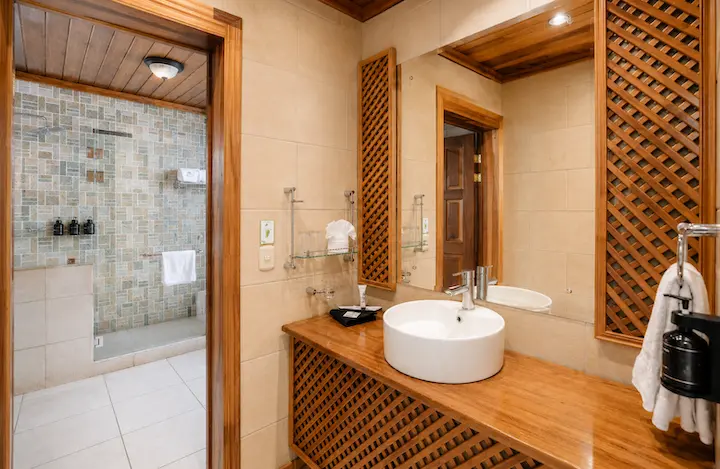 Ficus_Mountain_View_Queen_Baño_01(1)